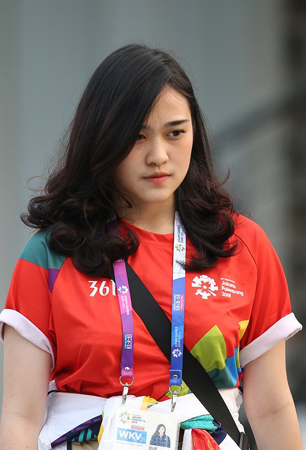 Sự xuất hiện của các tình nguyện viên Asiad 2018 của nước chủ nhà không khiến các cầu thủ Olympic Việt Nam xao xuyến vì họ còn bận tập trung vào giáo án của HLV trưởng Park. Nhưng những bóng hồng này khó có thể thoát khỏi được những "tay bắn tỉa lão luyện".
