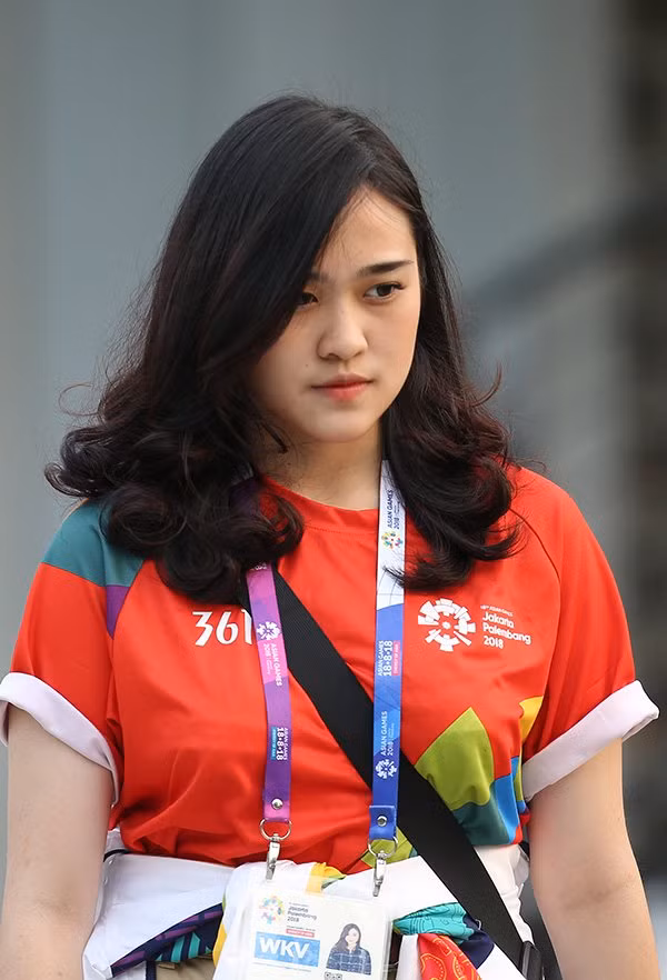 Sự xuất hiện của các tình nguyện viên Asiad 2018 của nước chủ nhà không khiến các cầu thủ Olympic Việt Nam xao xuyến vì họ còn bận tập trung vào giáo án của HLV trưởng Park. Nhưng những bóng hồng này khó có thể thoát khỏi được những "tay bắn tỉa lão luyện".