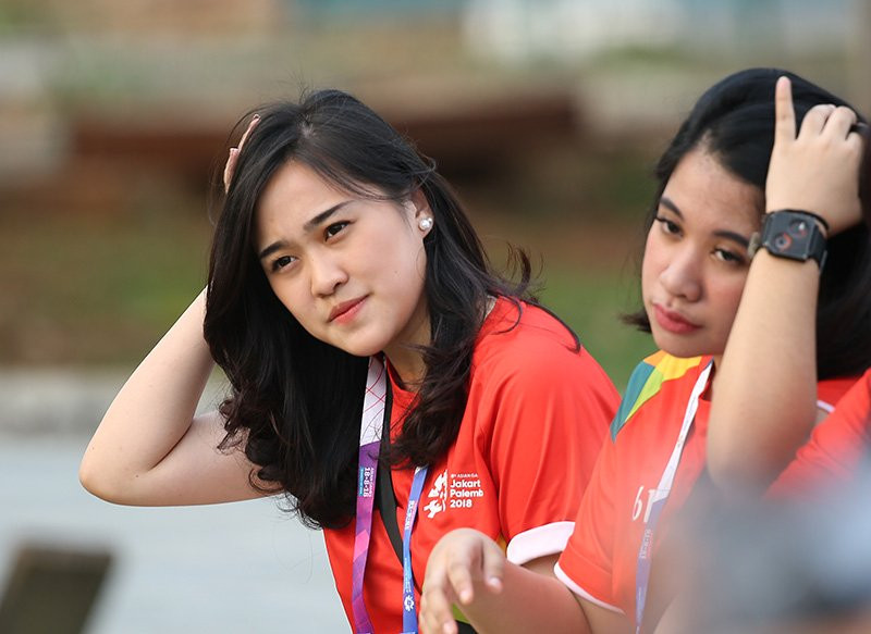 Sự nhiệt tình trong công việc dẫn đoàn tới địa điểm tập luyện, thông báo những thông tin từ BTC tới BHL của đội tuyển Olympic Việt Nam là đặc trách của các cô gái tình nguyện viên Asiad xinh đẹp này.