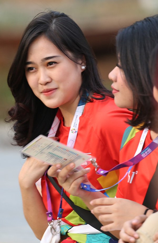 Nhưng sau vài giây ngại ngùng, những cô gái tình nguyện của nước chủ nhà Indonesia lại tập trung vào công việc chính của họ.