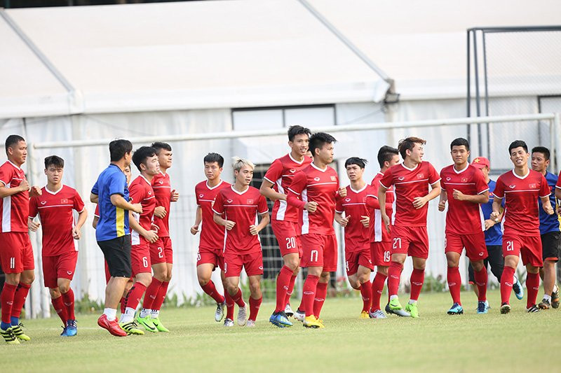 Được nghỉ ngơi 1 ngày sau chiến thắng trước Bahrain, lần đầu tiên góp mặt tại tứ kết Asiad. Chiều ngày 25/8 các cầu thủ Olympic Việt Nam đã trở lại sân tập với không khí vui vẻ, hứng khởi. Bên cạnh các bài kĩ, chiến thuật theo giáo án của HLV Park Hang Seo, cánh phóng viên phục vụ đội tuyển vô tình "tia" được những tình nguyện viên của nước chủ nhà Indonesia cực xinh. Ảnh sử dụng trong bài: Đ.Nam