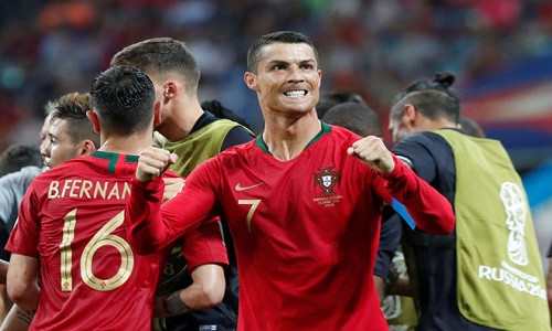 Nhận bóng ở vị trí thuận lợi, Ronaldo tung lực chân hết cỡ, bóng đi chìm khá khó chịu. Trong ít giây mất tập trung, De Gea đã mắc sai lầm và giúp CR7 nâng tỷ số lên 2-1 cho Bồ Đào Nha.