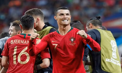 Nhận bóng ở vị trí thuận lợi, Ronaldo tung lực chân hết cỡ, bóng đi chìm khá khó chịu. Trong ít giây mất tập trung, De Gea đã mắc sai lầm và giúp CR7 nâng tỷ số lên 2-1 cho Bồ Đào Nha.