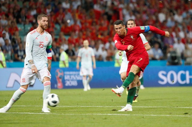 Ronaldo ghi bàn nhưng Diego Costa đã gỡ hòa. Tuy nhiên, trong trận đấu này, Ronaldo đã biến thủ thành hay bậc nhất thế giới là De Gea trở thành vô hại với bàn thắng thứ hai vào những phút cuối cùng của hiệp 1.