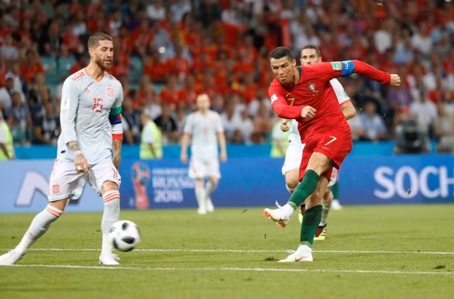 Ronaldo ghi bàn nhưng Diego Costa đã gỡ hòa. Tuy nhiên, trong trận đấu này, Ronaldo đã biến thủ thành hay bậc nhất thế giới là De Gea trở thành vô hại với bàn thắng thứ hai vào những phút cuối cùng của hiệp 1.