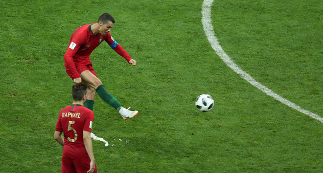 Giữa lúc mà nhiều người đặt câu hỏi Ronaldo ở đâu khi Bồ Đào Nha đang đá ở chiếu dưới trước Tây Ban Nha thì CR7 lên tiếng bằng sự tinh quái kiếm về quả phạt trực tiếp trước khung thành của De Gea. Rồi cũng chính Ronaldo là người cẩn thận đo đà, hít thở sâu để đưa ra một đường cong hoàn mỹ đưa bóng vào lưới của khung thành của Tây Ban Nha.Cú đá phạt quá hoàn hảo khiến biến thủ môn hay nhất thể giới chỉ biết đứng nhìn.