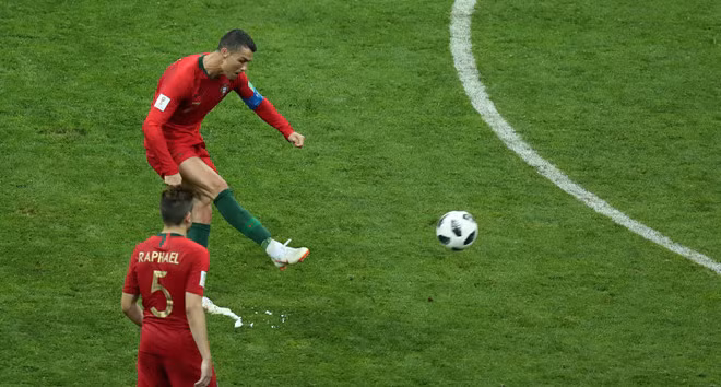 Giữa lúc mà nhiều người đặt câu hỏi Ronaldo ở đâu khi Bồ Đào Nha đang đá ở chiếu dưới trước Tây Ban Nha thì CR7 lên tiếng bằng sự tinh quái kiếm về quả phạt trực tiếp trước khung thành của De Gea. Rồi cũng chính Ronaldo là người cẩn thận đo đà, hít thở sâu để đưa ra một đường cong hoàn mỹ đưa bóng vào lưới của khung thành của Tây Ban Nha.Cú đá phạt quá hoàn hảo khiến biến thủ môn hay nhất thể giới chỉ biết đứng nhìn.