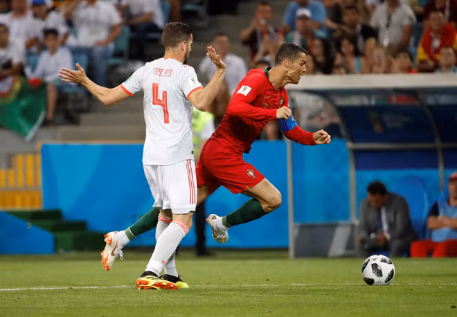 Trong trận Bồ Đào Nha - Tây Ban Nha rạng sáng nay (16/6), phút 87 sự tinh quái của Ronaldo đã mang về cho Bồ Đào Nha một quả đá phạt trực tiếp với góc sút rộng. Và trên chấm đá phạt, Cristiano Ronaldo đã có cú sút phạt thành bàn trong sự ngỡ ngàng của thủ thành xuất sắc De Gea. Cuộc thư hùng hấp dẫn nhất lượt trận đầu tiên World Cup 2018 đã kết thúc với tỷ số hòa 3-3. Sau trận đấu này, người được nhắc đến nhiều nhất đó là Cristiano Ronaldo với cú hat-trick và đây cũng là cú hat-trick đầu tiên của VCK World Cup năm nay.