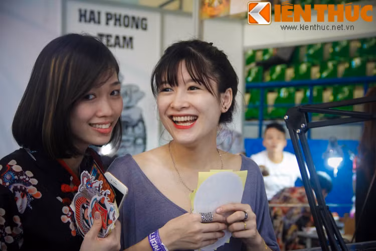 Nự cười cực xinh của một cô nàng đến tìm hiểu những hình xăm.