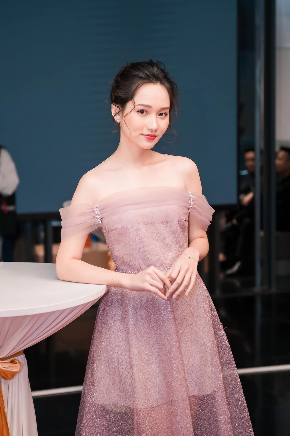 Cụ thể, nữ diễn viên phim Mắt biếc cho biết: "Hiện tại có 1 số thông tin liên quan đến em và cầu thủ Công Phượng. Trúc Anh xin khẳng định là em hoàn toàn không có một phát biểu hay trả lời phỏng vấn hay có một hành động gì nhắc tới cầu thủ Công Phượng".