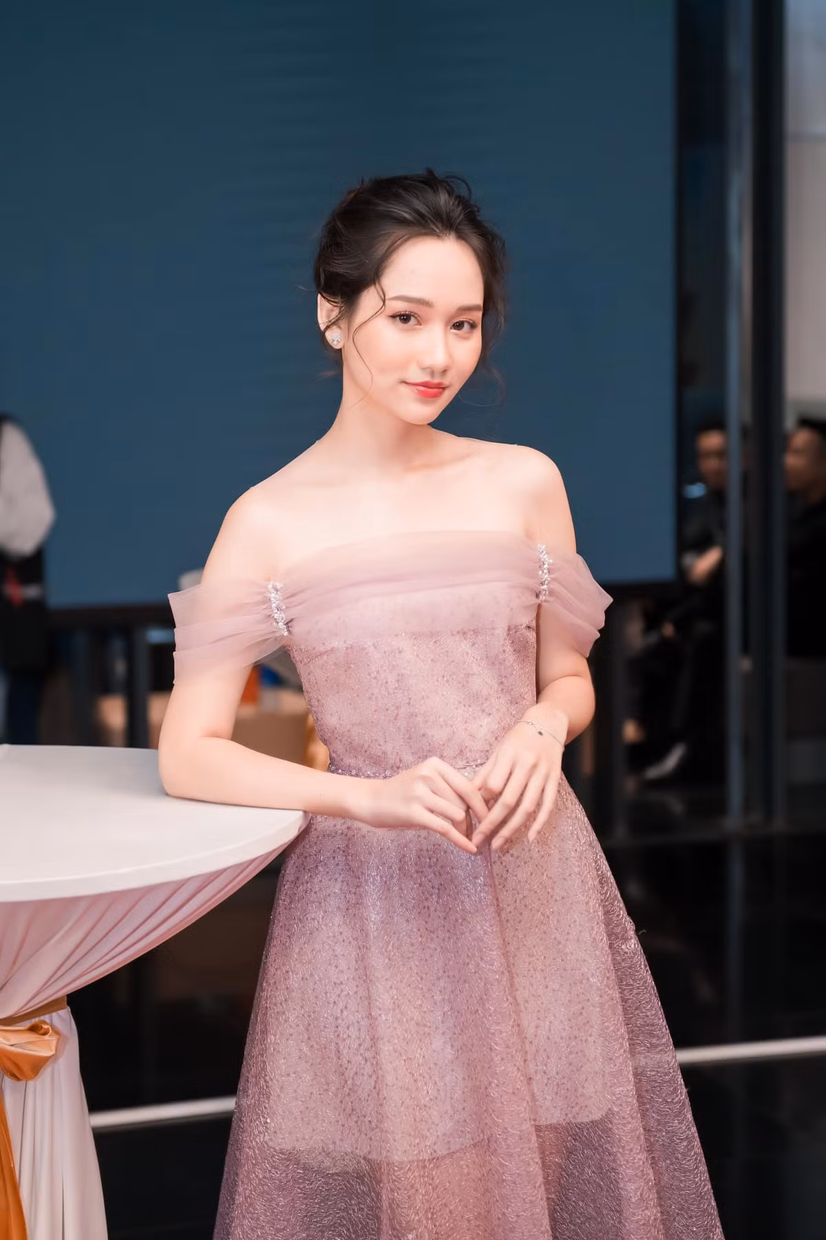 Cụ thể, nữ diễn viên phim Mắt biếc cho biết: "Hiện tại có 1 số thông tin liên quan đến em và cầu thủ Công Phượng. Trúc Anh xin khẳng định là em hoàn toàn không có một phát biểu hay trả lời phỏng vấn hay có một hành động gì nhắc tới cầu thủ Công Phượng".