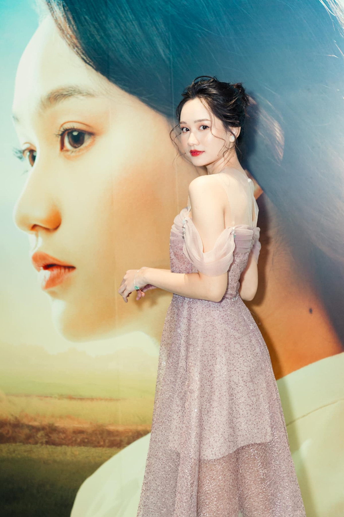 Thậm chí, theo 1 số bài viết Trúc Anh còn khen Công Phượng có đôi mắt giống Ngạn, nam chính đóng cặp với Hà Lan trong phim Mắt biếc.