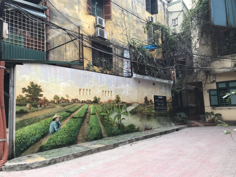 Sau hàng loạt những đường làng, ngõ xóm được tân trang bằng những tấm bích họa có ý nghĩa thì mới đây, khu tập thể Phụ nữ Trung ương (39 Pháo Đài Láng, quận Đống Đa) vốn cũ kỹ giữa trung tâm thành phố, giờ đã được khoác lên mình những bức tranh bích họa rực rỡ màu sắc, mang đặc trưng của Hà Nội xưa.