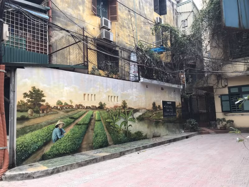 Sau hàng loạt những đường làng, ngõ xóm được tân trang bằng những tấm bích họa có ý nghĩa thì mới đây, khu tập thể Phụ nữ Trung ương (39 Pháo Đài Láng, quận Đống Đa) vốn cũ kỹ giữa trung tâm thành phố, giờ đã được khoác lên mình những bức tranh bích họa rực rỡ màu sắc, mang đặc trưng của Hà Nội xưa.