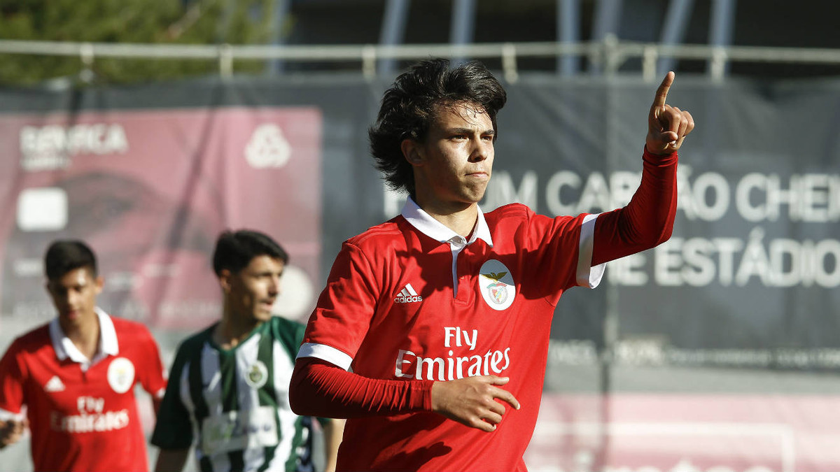 Joao Felix đang trở thành mục tiêu của Mourinho. Cầu thủ 18 tuổi này được xem là một tài năng lớn của bóng đá Bồ Đào Nha, và CLB Benfica.