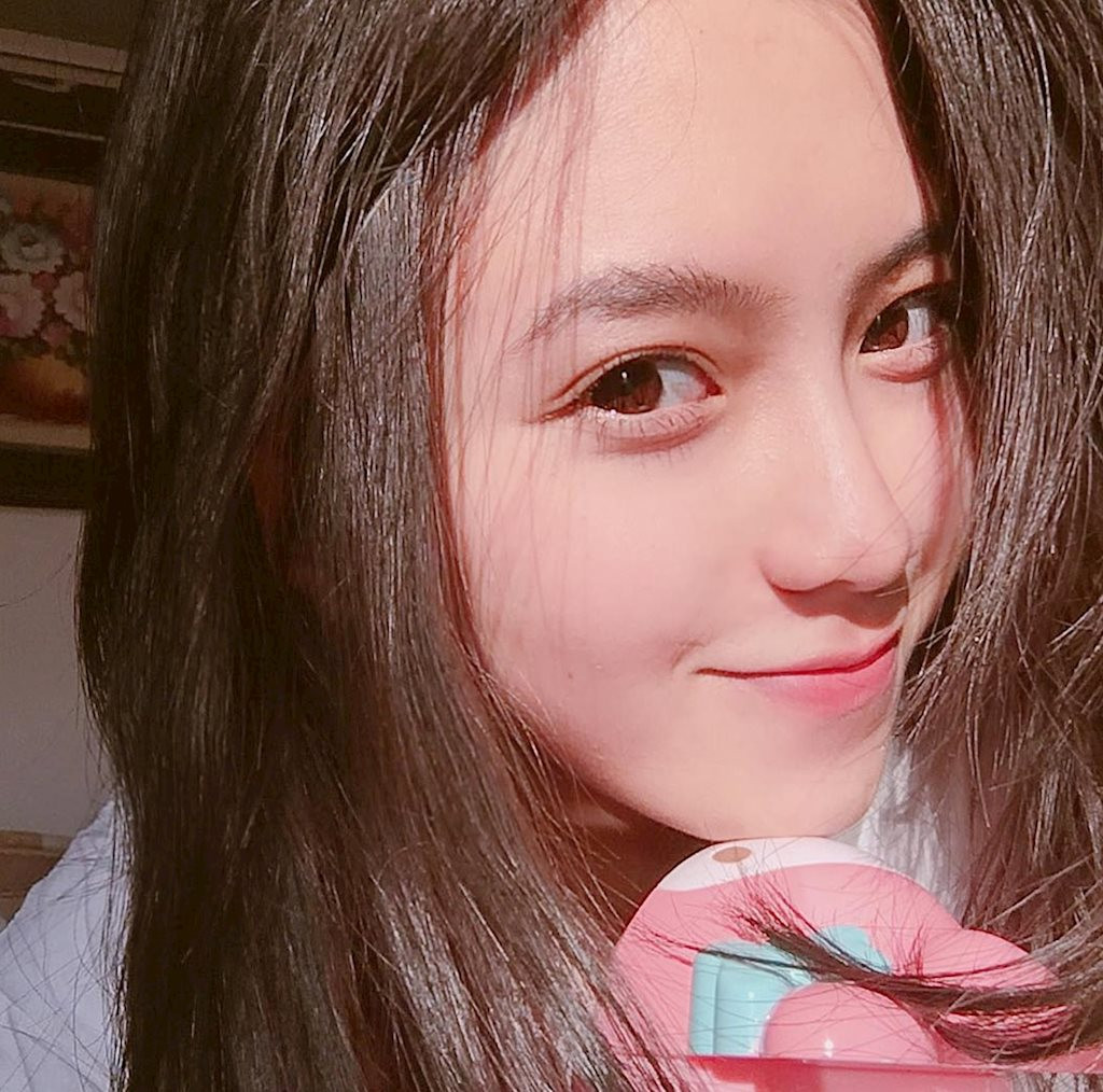 Những bức ảnh khoe góc nghiêng "thần thánh" của 10X Đà Lạt luôn thu hút hàng nghìn lượt "thả tim" từ dân mạng.