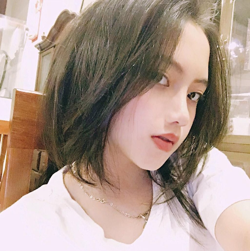 Thanh Ngân từng khiến nhiều người đối diện nhầm tưởng là con lai Việt - Trung. Tuy nhiên, cô bạn khẳng định mình là con gái Việt 100%, cô bạn chỉ là con cháu của người gốc Hoa sống tại Việt Nam chứ không hề có bố hoặc mẹ là Trung Quốc.