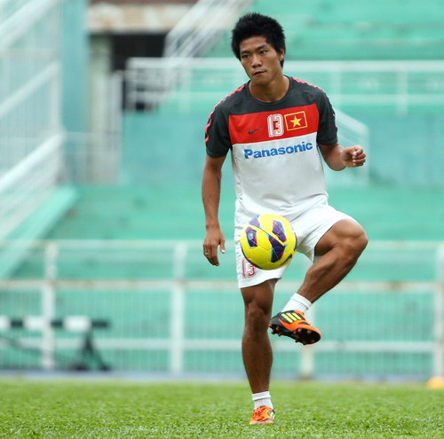 Chàng cầu thủ "nấm lùn" nhất ĐT Việt Nam là tiền đạo Nguyễn Quang Hải. Dù sở hữu chiều cao khiêm tốn 1m64 nhưng Quang Hải lại có lợi thế là nhanh nhẹn và lực sút bóng tốt.