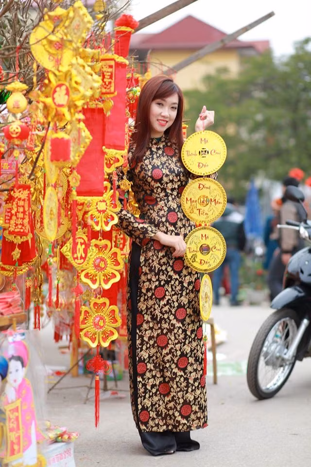 Bên cạnh đó, chính bộ trang phục truyền thống giúp cô nổi bật trong không khí xuân rộn ràng.