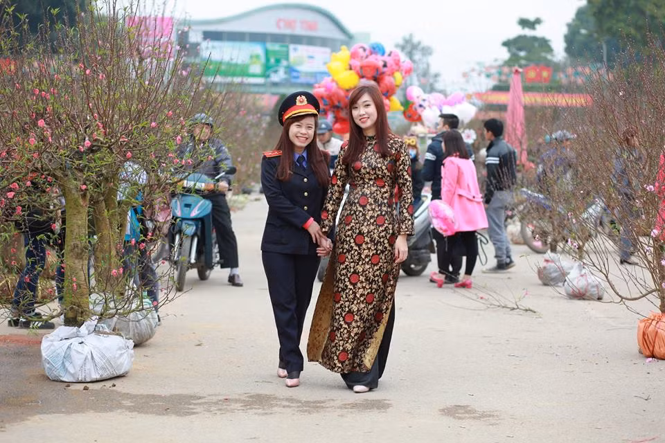 Những bức ảnh đón Tết của cô giảng viên cao đẳng này được bạn bè cũng như người thân đón nhận một cách nhiệt tình. Họ cũng dành cho cô nàng rất nhiều lời khen về mặt ý tưởng cũng như về sắc đẹp.