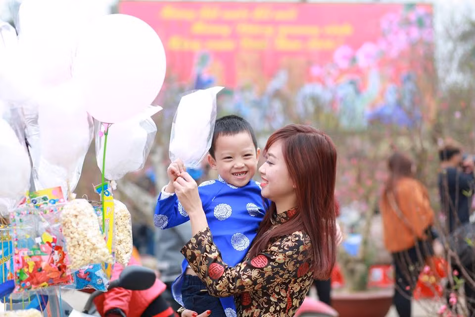 Sắc đẹp của Đào Thị Bình hòa cùng cảnh nhộn nhịp của phiên chợ cây cảnh Tết tại Thái Nguyên, thành phố cô đang làm việc và sinh sống.