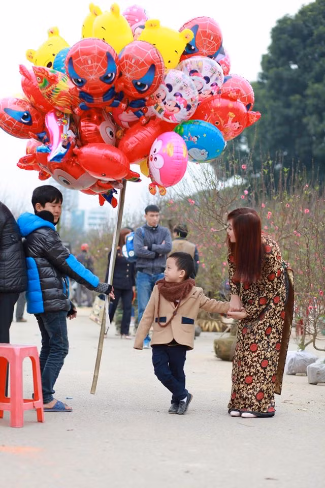 Cùng trong bộ ảnh của mình, cô giảng viên gốc Thái Nguyên cũng không quên gửi lời chúc năm mới, thành công mới tới tất cả người thân, bạn bè cũng như toàn thể cư dân mạng.