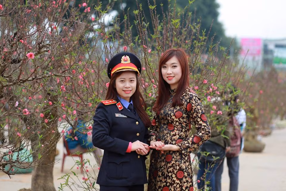 ....Bên cạnh đó, qua bộ ảnh này mình cũng muốn lưu giữ lại những tháng năm tuổi trẻ còn chút ít xuân sắc của mình". Cô nữ giảng viên tên Bình vui vẻ chia sẻ.