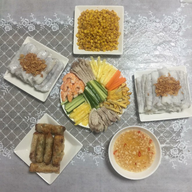 Thông thường, My dành khoảng 40 phút đến 1 tiếng để nấu ăn mỗi ngày bao gồm cả phần trang trí. Khi đợi món nào đó chín, rảnh tay thì cô bạn bắt đầu làm đẹp những món ăn khác.