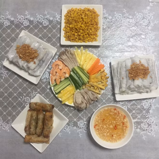 Thông thường, My dành khoảng 40 phút đến 1 tiếng để nấu ăn mỗi ngày bao gồm cả phần trang trí. Khi đợi món nào đó chín, rảnh tay thì cô bạn bắt đầu làm đẹp những món ăn khác.