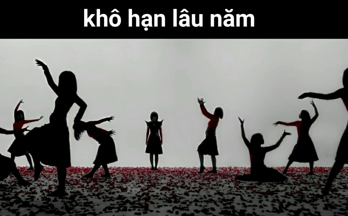 Để cạnh tranh với Sơn Tùng (Chạy ngay đi) và Bích Phương (Bùa Yêu), mới đây, hot girl Chi Pu cũng gấp rút cho ra mắt MV mới của mình mang tên "Đóa hoa hồng" (Queen). Dù chỉ mới xuất hiện được ít thời gian nhưng sản phẩm âm nhạc của cô "hot girl cầm mic" này đã bị dân mạng ngay lập tức chế ảnh.