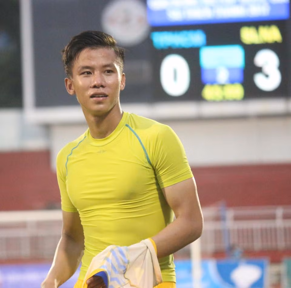 Quế Ngọc Hải sở hữu ngoại hình rắn rỏi và nam tính tuy nhiên khi cầu thủ này cười, bạn mới hiểu được thế nào là "không phải nắng nhưng vẫn chói chang". Nụ cười cực rạng rỡ rất có duyên với răng khểnh của anh chàng trung vệ này đã bao phen "đốn tim" fan.