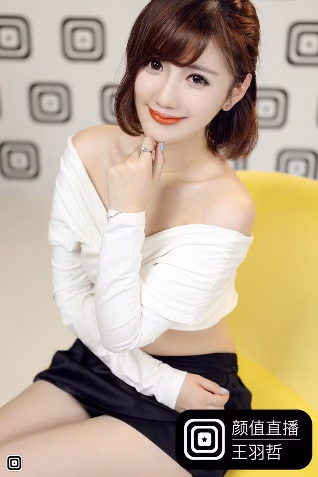 Chưa kể, nhiều cư dân mạng khi ngắm nhìn vẻ đẹp của cô nàng MC xinh đẹp xứ Trung này nhiều cư dân mạng còn nhận định rằng cô có vẻ đẹp hao hao giống đàn chị trong giới sao Hoa ngữ là Dương Mịch.