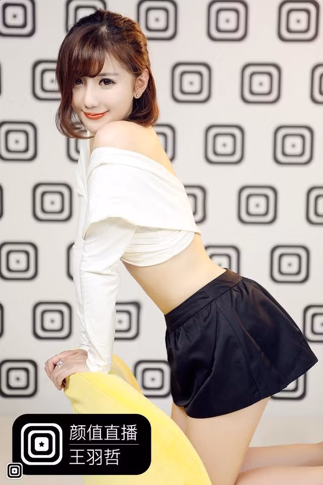 Đôi mắt to cùng thân hình trắng nõn, nuột nà của mình Vương Vũ Triết đang làm mưa làm gió trong cộng đồng mạng và những talk show mà cô nàng này đang dẫn thường xuyên chiếm lượng người xem khá cao.