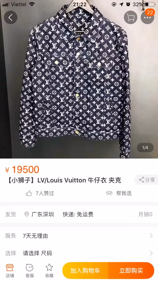 Sơn Tùng cũng đụng hàng với stylist Hoàng Ku trong mẫu áo khoác denim in họa tiết monogram đặc trưng của Louis Vuitton. Tuy nhiên, anh gây ấn tượng hơn với cách mang ba lô bản nhỏ của MCM đi kèm sneakers Nike x Off-White trẻ trung.