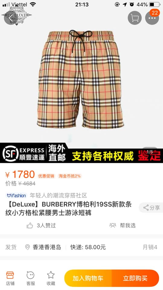 Sơn Tùng năng động với kiểu quần short in họa tiết monogram của Burberry.