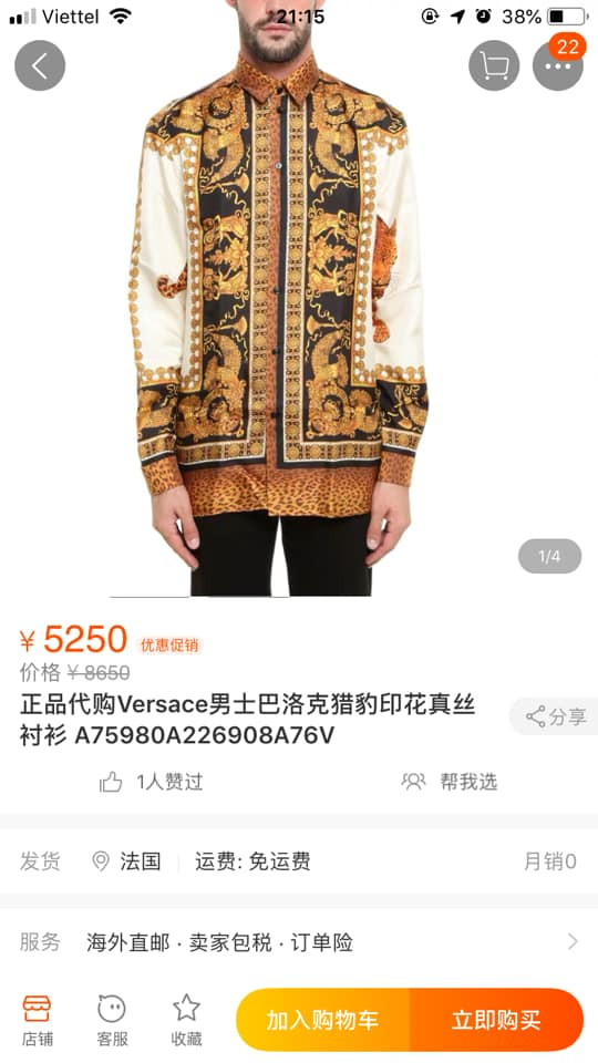 Trong một phân cảnh khác, giọng ca Hãy trao cho anh diện set đồ đen đi kèm áo khoác hoa văn baroque kết hợp cùng họa tiết da beo của Versace.