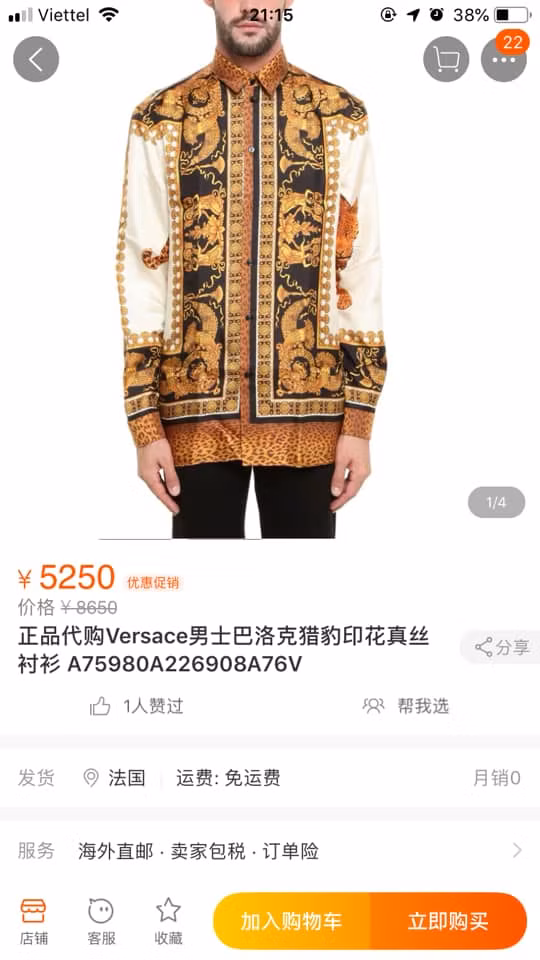 Trong một phân cảnh khác, giọng ca Hãy trao cho anh diện set đồ đen đi kèm áo khoác hoa văn baroque kết hợp cùng họa tiết da beo của Versace.