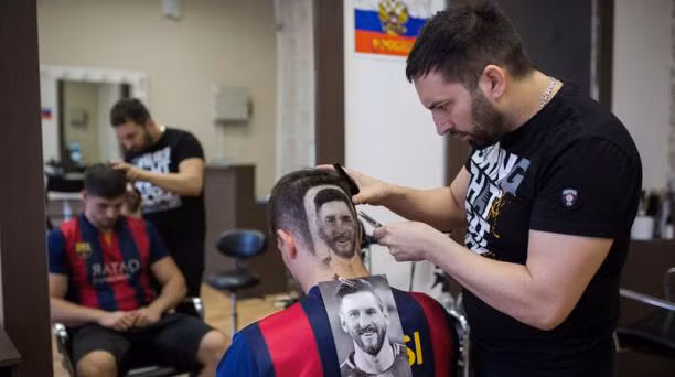 Được biết, người thợ cắt tóc đặc biệt với siêu phẩm chân dung Messi Mario Hvala người Serbia và giá trị của sản phẩm này tầm 130 bảng (khoảng 4 triệu đồng).