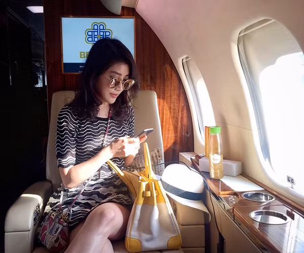 Không hề kém cạnh cô bạn Kim Lim, độ nổi tiếng và chịu chơi của Chryseis Tan cũng khiến nhiều người chào thua.