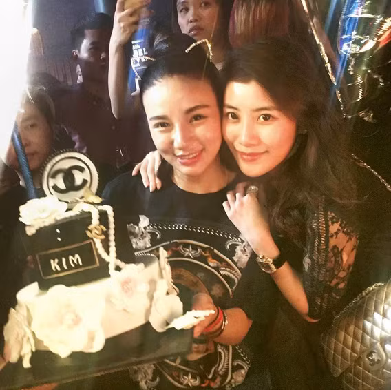 Mới đây, cư dân mạng châu Á đang "phát hờn" với độ ăn chơi ngất trời của đôi bạn thân giàu có và sang chảnh tên Chryseis Tan và Kim Lim.