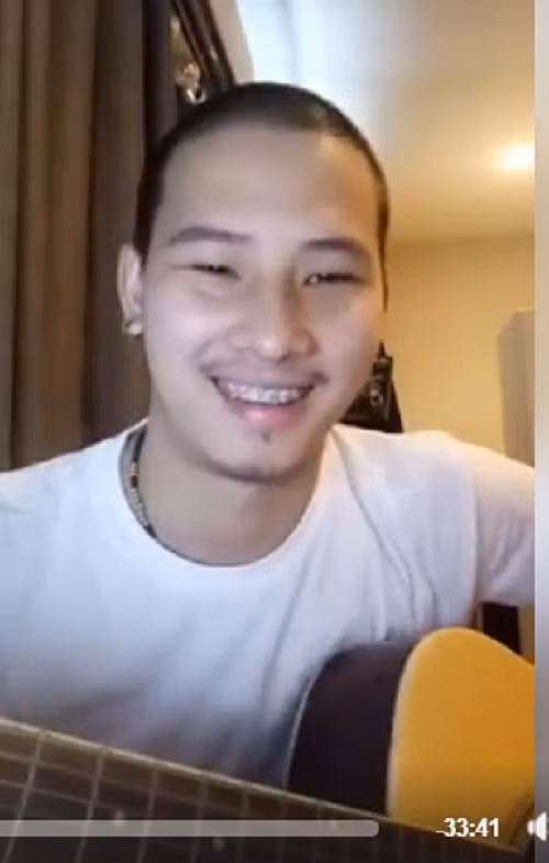 Chồng thứ 9 của nữ đại gia Thái Lan đã cất giọng hát trầm ấm và biểu diễn tài đàn ghi-ta theo yêu cầu của cư dân mạng.