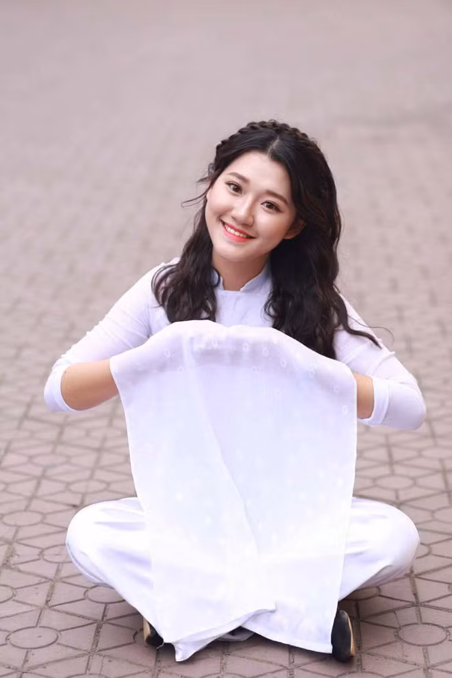 Ngoài thành tích đáng chú ý là 9.75 môn Ngữ Văn tại kỳ thi THPT Quốc gia vừa qua, Phương Uyên còn là một một cô nàng toàn diện, nhìn vào điểm Văn cuối cấp của cô nàng gốc Nghệ An này, nhiều người sẽ phải thán phục đó là 9.8 cho cả năm.