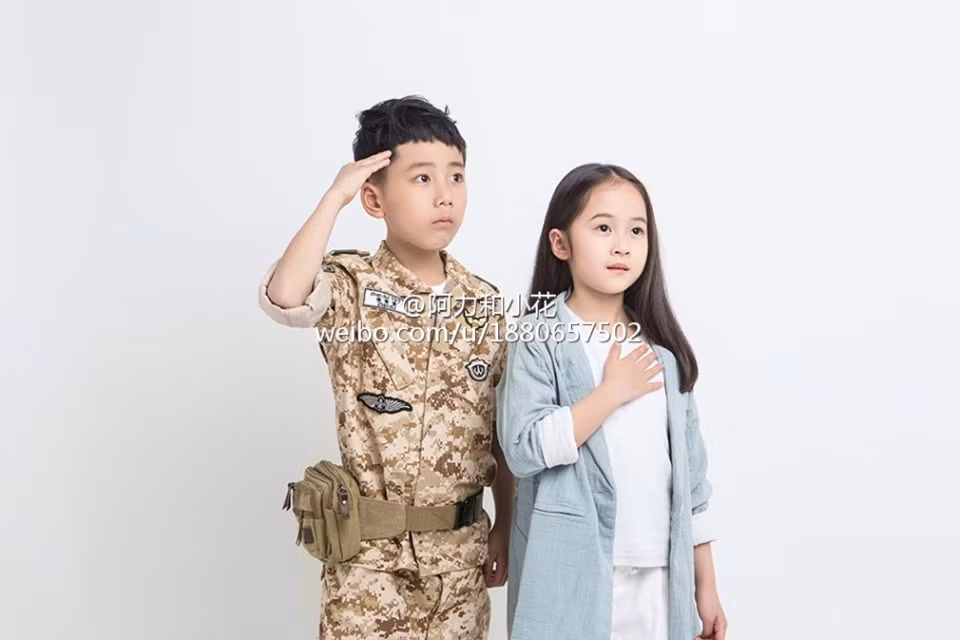 Vẻ dễ thương của hai nhân vật chính trong bộ ảnh Hậu duệ mặt trời phiên bản nhí.