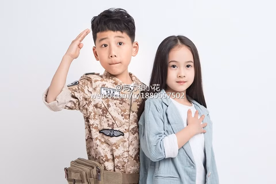 Còn bé gái vào vai của Song Hye Kyo trong bộ ảnh Hậu duệ mặt trời phiên bản nhí là Yoo Shi Jin.