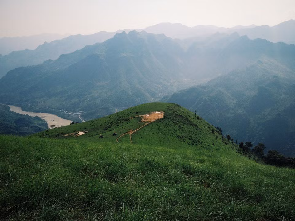 Cảnh đẹp đồi cỏ Phiêng Mường nhìn từ trên đỉnh.