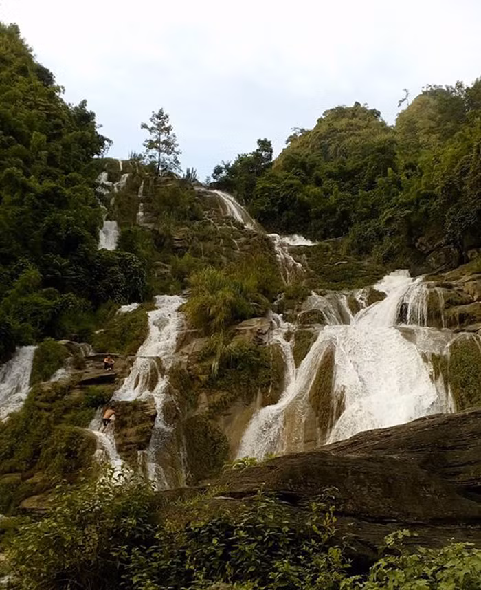 Từng lớp mây tan dần cũng là lúc phong cảnh đồi núi hiện ra hùng vĩ bên dòng sông uốn lượn rất đỗi nên thơ. Chính bởi mây núi hòa hợp khiến nơi đây là địa điểm lý tưởng để các bạn trẻ cho ra đời những bức ảnh check-in tuyệt đẹp.