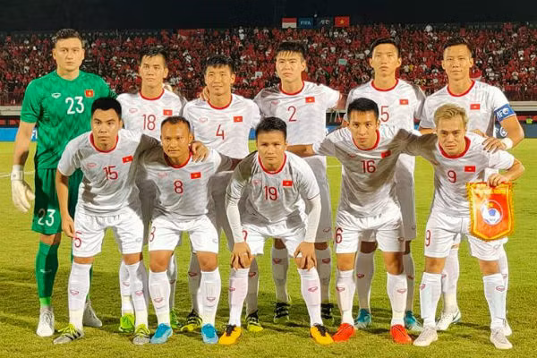 Ha dep Indonesia ngay tren san khach, doi tuyen Viet Nam nhan thuong to