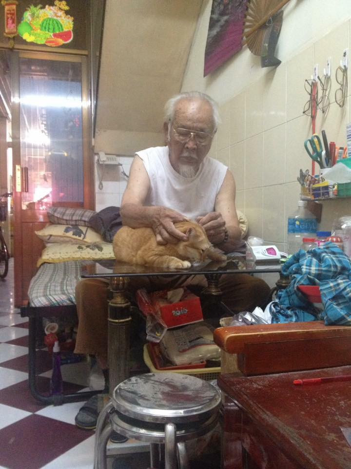 Hay nickname Minh Quý cũng chia sẻ: "Ở tuổi già, ngoài thú vui điền viên với con cháu, các ông bà còn tìm khuây khỏa nơi những chú chó mèo và chúng vô cùng đáng yêu".