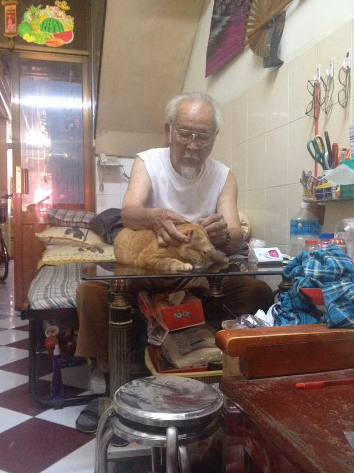 Hay nickname Minh Quý cũng chia sẻ: "Ở tuổi già, ngoài thú vui điền viên với con cháu, các ông bà còn tìm khuây khỏa nơi những chú chó mèo và chúng vô cùng đáng yêu".