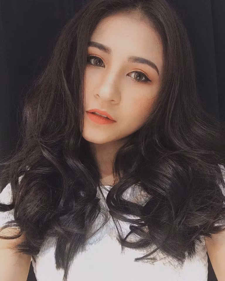 Nói về nhan sắc của Mỹ Linh, nhiều dân mạng đã tưởng nhầm 9X này là con lai bởi gương mặt đẹp với những đường nét vô cùng hoàn mỹ và sắc xảo. Làn da trắng, đôi môi đỏ, mái tóc dài và thêm chiếc kính cận đã làm nên một tổng thể quyến rũ của "hot girl EDM" mà khó ai có thể cưỡng lại.